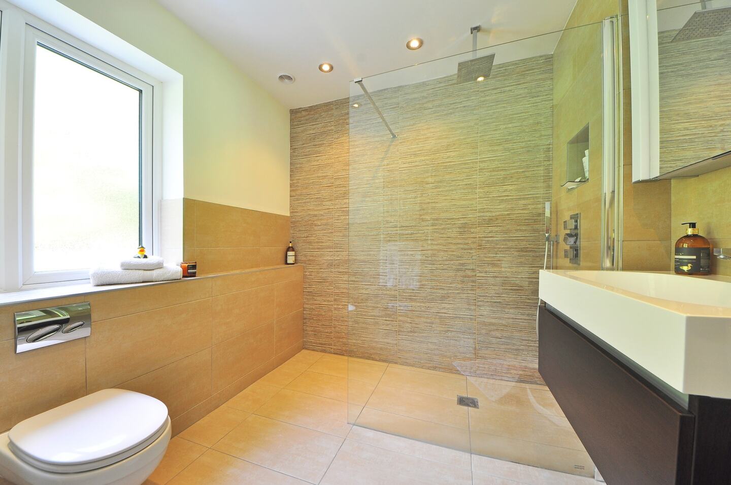 Choosing and Maintaining Your Bathroom Glass Panel